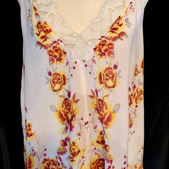 Free People Blouse Precious low back w/lace. V neck front with lace like new - Picture 1 of 5
